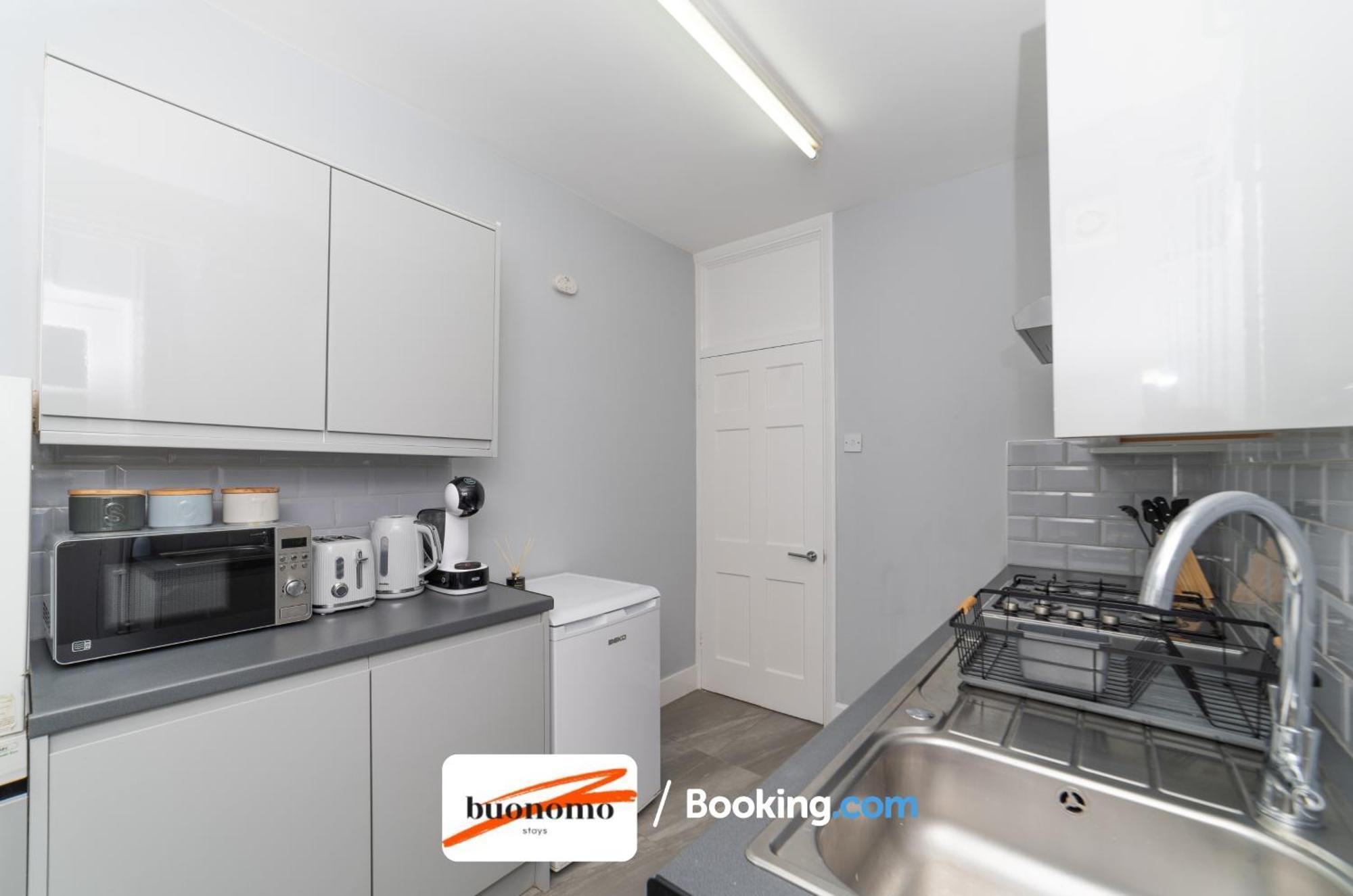 Two Bedroom Apartment By Buonomo Stays Short Lets & Serviced Accommodation With Balcony Londres Exterior foto